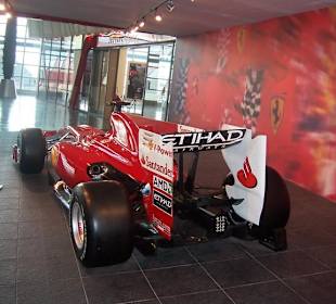 F1-Wagen im Eingangsbereich