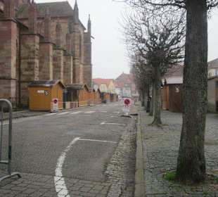 Kirche mit Weihnachtsmarkt