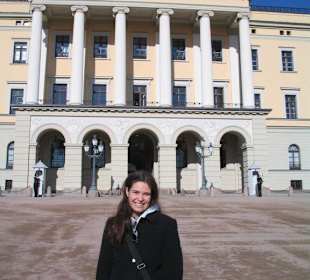 Vor dem Schloss mit Wachsoldaten