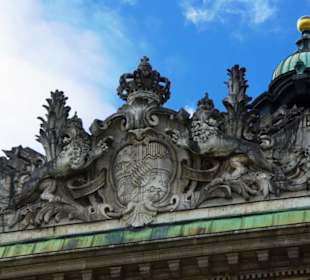 Steinmetzarbeiten mit Wappen
