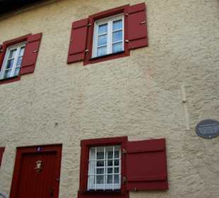 Hausfronten mit vielen Geschichtstafeln