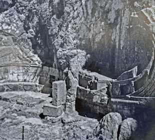 Eine in den Fels geschlagene Trade (Boot)