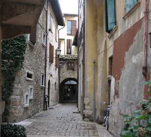 Idyllische Gasse im schönen Torri del Benaco