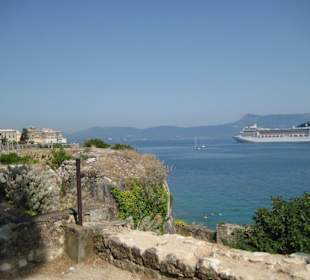 Kreuzfahrtschiff läuft in den Hafen ein