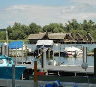 Am Hafen mit Blick zu den Pfahlbauten