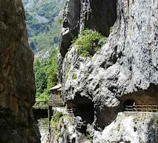 Ограждения узких горных коридоров