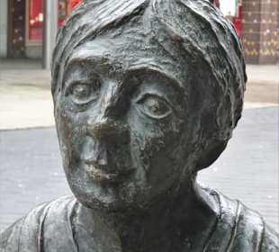 Impressionen vom Denkmal Granatfrau