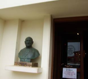 Vor der Kirche Denkmal 