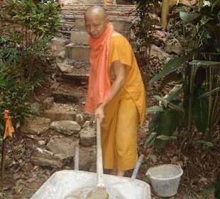 Mönch bei der Arbeit