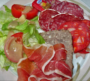 Assiette de charcuterie im Restaurant L'Oasis