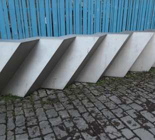 Die Raupe, auch Skulptur Ohne Titel genannt