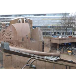 Der Weltkugelbrunnen vor dem Europa-Center