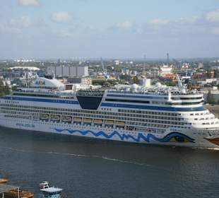 Einlaufen der AIDA im Hamburger Hafen