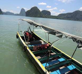 Mit dem Longtail Boot zur JB-Insel