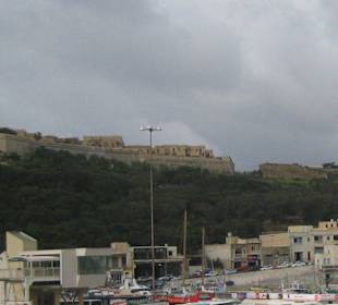 Hafen Mgarr mit Blick auf das Fort Chambray