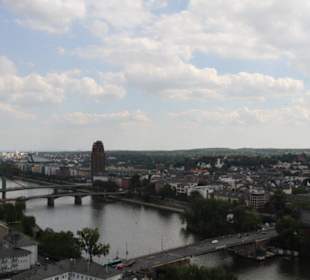 Blick auf den Main und auf den Main Plaza Turm