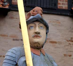 Der Roland im Burghof