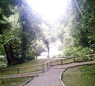 Fussweg entlang ser Y.S. Wasserfällen