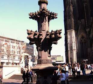 Der Kölner Dom bei blauem Himmel