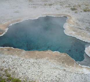 Geyser neben Oldfaithful