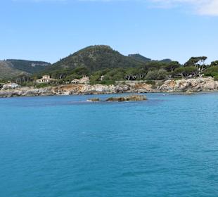 Wunderschönes Wasser bei der Boots- Küstenfahrt