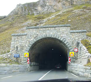 Hochtor vor Einfahrt
