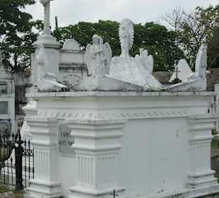 Grabmal im Friedhof von Mompos