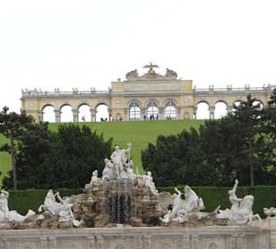 Gloriette und Neptunbrunnen