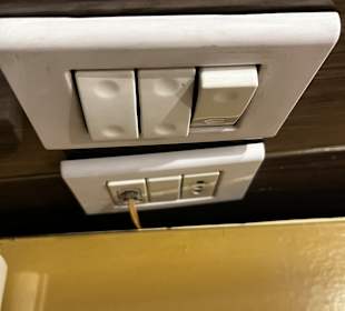 Lockere Steckdosen und Schalter