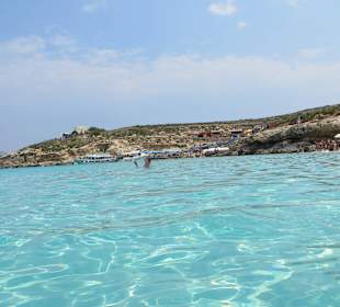 Die vom Comino Hotel & Bungalows ca. 500m entfernte blaue La