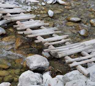 Mostki przez rzeczkę