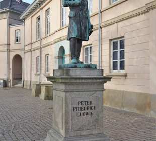 Ansichten des Peter-Friedrich-Ludwig Denkmals