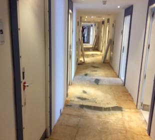 Leben seit Tagen auf einer lauten Baustelle. Von morgens bis abends wird gesägt, geklopft. Unser Zimmer 4435. Der Teppichboden wurde herausgerissen und nun wird Laminat gelegt. Im Außenbereich wird gebaggert, mit Preßlufthammer Terasse aufgenommen.  db Seabank Resort + Spa