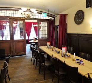 In den Gasträumen "Im Goldenen Ring"