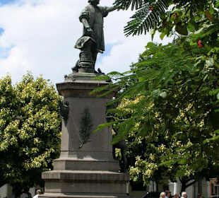 Denkmal vor der Kathedrale