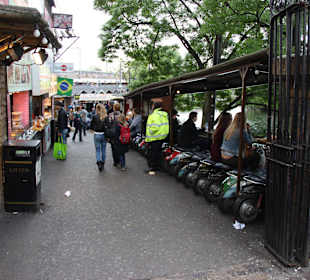 Camden Market - auf halben Mopeds speisen