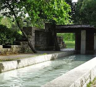 Steinquader und Wasserläufe im Parque da Cicade