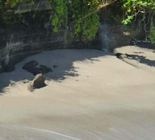 Kleiner Strand starke Brandung