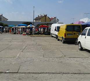 Samstag, großer Bauernmarkt, oberhalb der Stadt