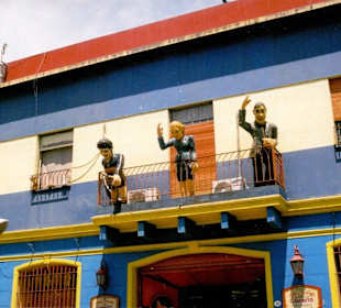 Wer grüßt da vom Balkon?