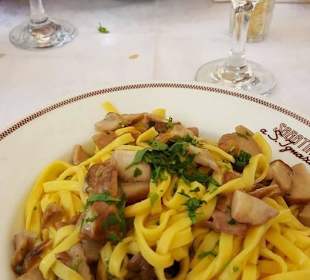 Teigwaren mit Steinpilzsauce und einmal Carbonara