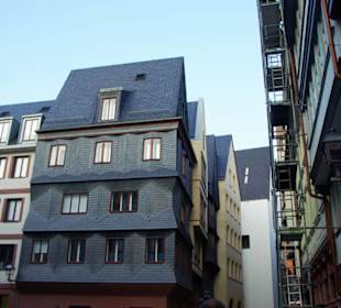 Voll in Schindeln gedeckt