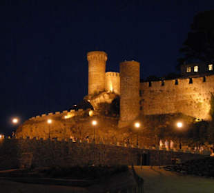 Tossas Burg bei Nacht