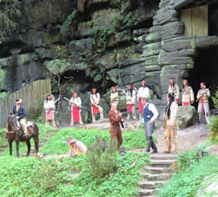 Darsteller und Komparsen