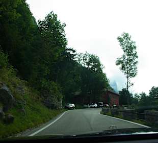 Am Haus viele Wanderer