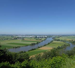 Blick auf die Donau, dahinter im Westen Straubing