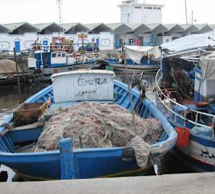 Fischereihafen mit Markthallen im Hintergrund