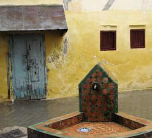 Platz mit Brunnen im Kasbah-Viertel