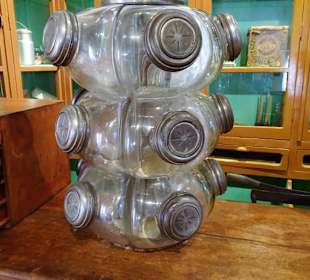 Im Kolonialwarenladen des Museums