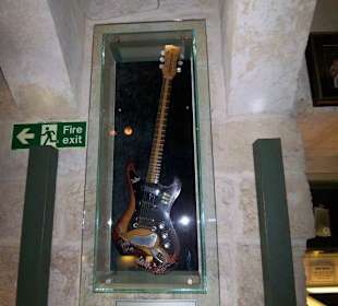 Gitarre von Radiohead im Schaukasten